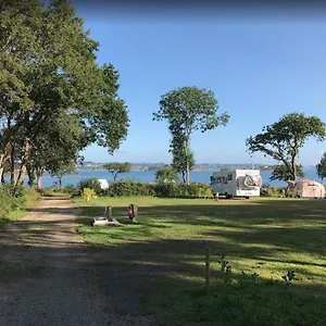 https://camping-les-pieds-dans-leau.inbrittany.com